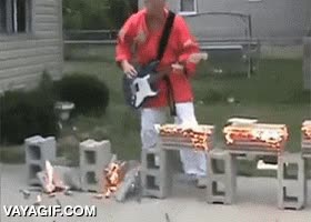 romper ladrillos,en llamas,mientras tocas la guitarra electrica,artes marciales,rock and roll,lo tiene todo