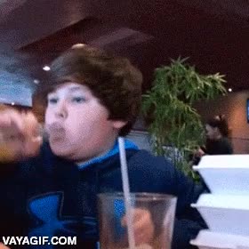 ni&ntilde;o,beber,trago,troll,no tiene pinta que le haya gustado