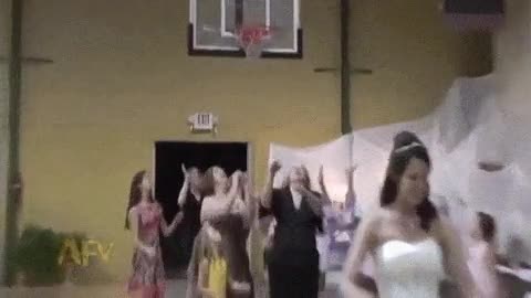 novia,lanzar el ramo,tirar,basquet,basket,acertar,canasta,de espaldas,la jefa