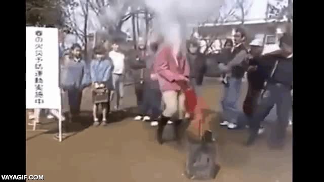 incendio,fuego,japoneses,mujer,reportera,apagar,extintor