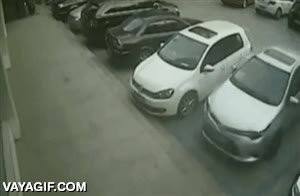 ¿Cómo puede liarla tanto una persona intentando salir del aparcamiento? coche,el del golf estará contento,rozar,golpes,aparcar,aparcado,salir,torpe