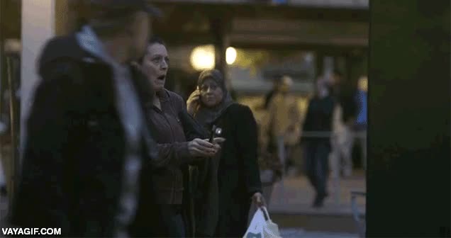 susto,asustar,campa&ntilde;a impactante,marquesina,mujer,rozando el infarto,codigo QR