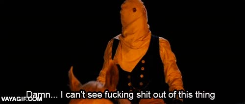 creo que es una escena de django,no ver nada,agujeros,mascara,disfraz