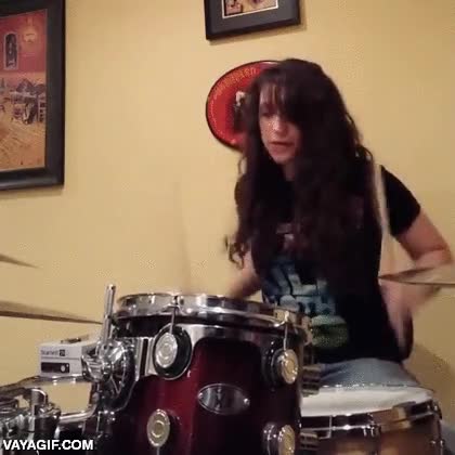 mucha mucha pr&aacute;ctica,chica,control,equilibrio,baquetas,bater&iacute;a