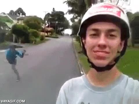 no parece preocuparle mucho,al suelo,descenso,longboard,pi&ntilde;azo,amigo,colega