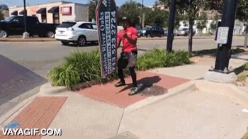 malabarismos,llamar la atencion la llama,cartel,anuncio,acrobacias,un control increible,lo malo es que as&iacute; no se puede leer el anuncio