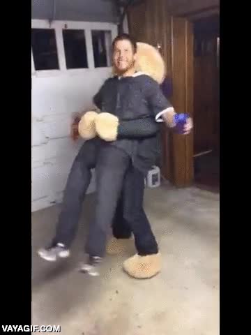 llevar,secuestrar,abrazar,osito de peluche,oso,en brazos