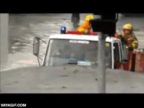cubierto casi entero,inundaci&oacute;n,camion de bomberos,epico