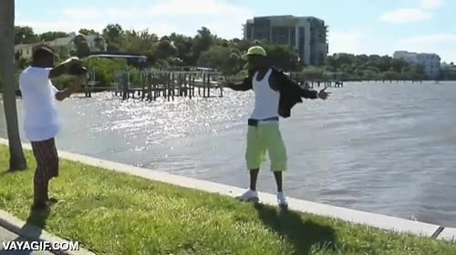 tumbar,empujar,viento,rafaga,sesion de fotos,rapero,al agua