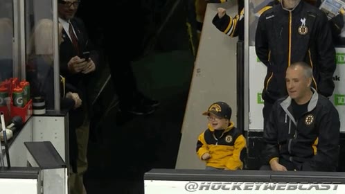 bruins,hockey sobre hielo,aficionado,chocar el pu&ntilde;o,fist bump,superar el cancer,ni&ntilde;o