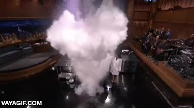 Echar agua templada en nitrógeno líquido y generar una bomba de nubes jimmy fallon,nube,cubo,templada,nitrogeno liquido,agua,programa