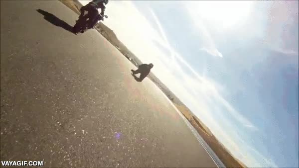 podría haberselo llevado por delante,avisar con el pie,moto,al suelo
