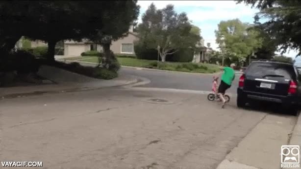 y al coche tambi&eacute;n,salvando a su hija en el &uacute;ltimo momento,padre ninja,bici,a punto de chocar