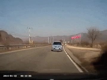 buenos reflejos,frenazo,frenos,frenar,casi choque frontal,por poco,carretera,coche