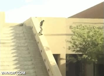 un valiente,mucha velocidad,skate,rampa,bajar,skater