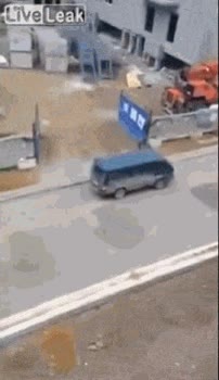 todos apelotonados,trabajadores,mucha seguridad,amontonados,coche de payaso