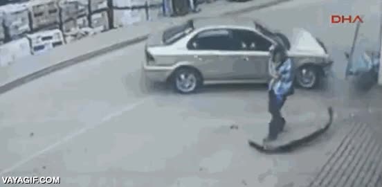 atropello,poste,farola,por los pelos,por poco,salvar,suerte,atropellar