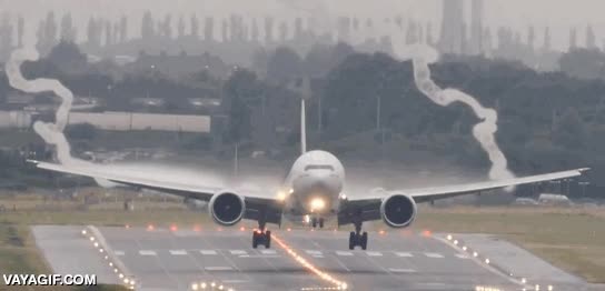 Avión aterrizando y dejando la estela más extraña que he visto en mi vida no sé si es niebla o agua de lluvia,estela,forma extraña,tubos,avion,aterrizar