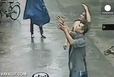 china,vendedor ambulante,caida,bebe,al vuelo,ni&ntilde;o,pillar,chino