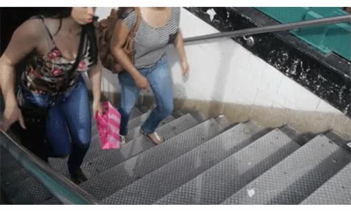 Uno de los escalones es 1,3 cm más alto, todo el mundo tropieza con él escaleras,1.3 cm más alto,todos tropiezan,cosas del cerebro,escalones,subconsciente