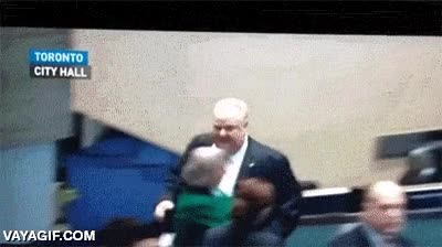 Concejal del Ayuntamiento de Toronto usó golpe cuerpo, ¡es muy efectivo! ayuntamiento de toronto,golpe cuerpo,empujar,tumbar,señora mayor,arrollar