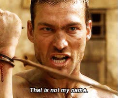 muy enfadado,mote,llamar,apodo,spartacus,ese no es mi nombre