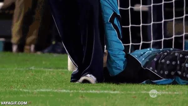 portero,golpe,medico,desmayarse,arrastrar,brazo,es una parodia