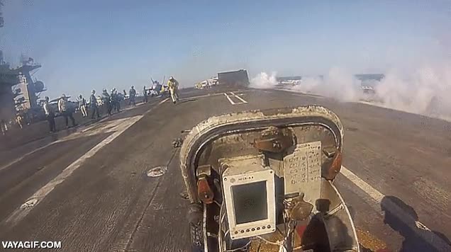 green shirts,portaaviones,pasar a menos de un metro,aviones,velocidad,despegar,pista de despegue