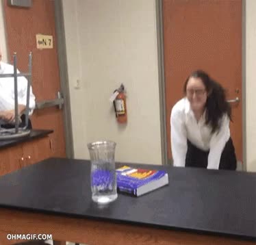 Así explica un profesor la conservación del movimiento y la inercia a sus alumnas en clase estirar,fricción,los objetos mantienen su momento,quitar,mantel,raro que no la haya liado