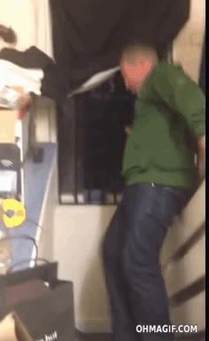 de espaldas,pedal m&aacute;ximo,escaleras,caer,fail,pinta de gif ruso