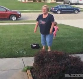 nieta,abuelo,pasar de la abuela,ignorar,lo tiene bastante claro,salir corriendo,correr