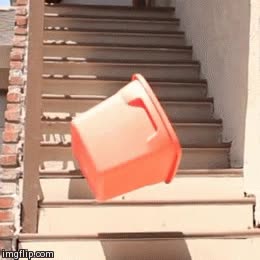 no pasa nada,como si tal cosa,tirar,escaleras,plastico,caja,cubo,no como ahora que se sobreprotegen demasiado