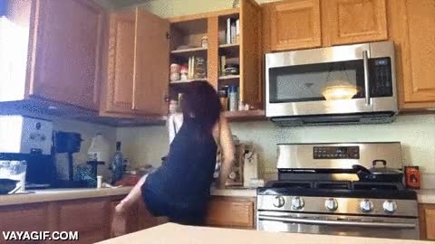 bote,subirse a la encimera,trepar,no llegar,altura,estatura,bajita,chica,armario,cocina