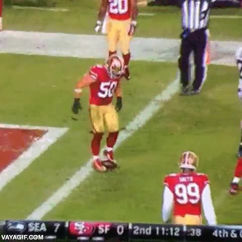 futbol americano,clase,toque,balon,levantar,Chris Borland,tipico del futbol normal