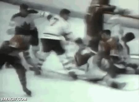 pero lo da todo y lo para,portero,mucho dolor,discazo en la cara,hockey sobre hielo old school