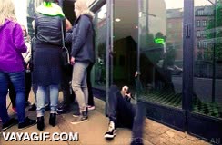 el rey del sigilo,hacer cola,nadie se da cuenta,muy disimulado s&iacute;,tienda,entrar