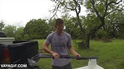 disparar,cargada,al vuelo,volver a meter,cartucho,saltar,garrafa