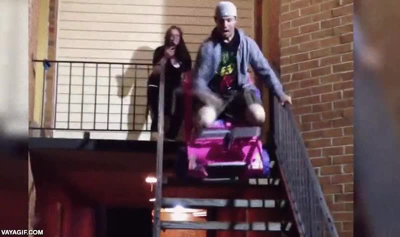 escaleras,estupidez,caer,coche de juguete,hombre tonto,fail