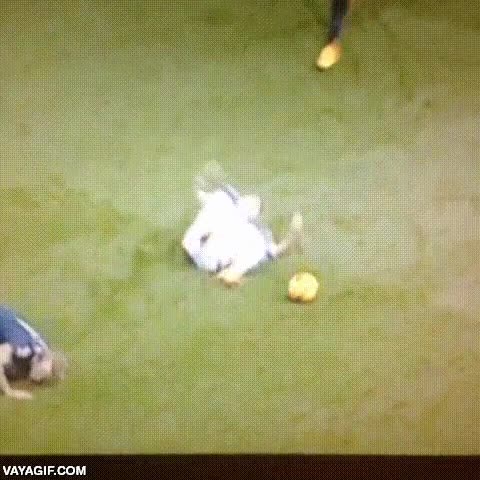 exagerado,teatrero,cuentista,futbolista,sobreactuar,exagerar,patada,pescado,parece una carpa,partido