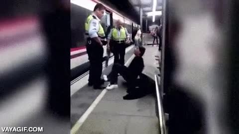 gracioso,loco,teatro en la renfe,teatro,abuso policial,falso,fail,tontaco