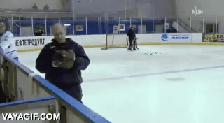 casco,vladimir putin,hay que tener valor para decirle algo as&iacute;,no s&eacute; si se lo dicen o se da cuenta solo,hockey sobre hielo