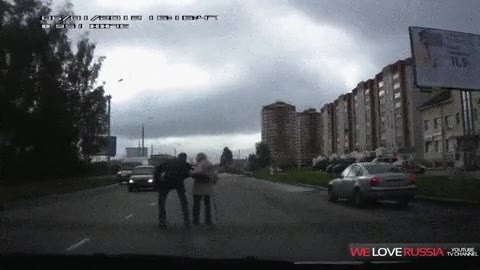 en brazos,abuela,se&ntilde;ora mayor,anciana,cruzar la calle,ayudar