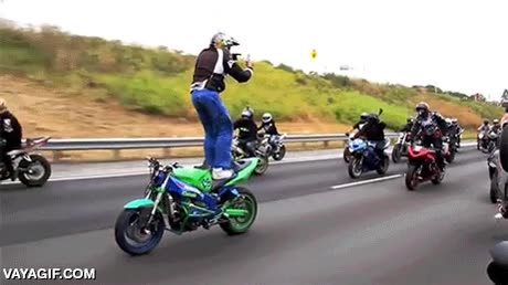 de espaldas,paberse matao,acrobacia,de pie,moto,sin prisa,temerario