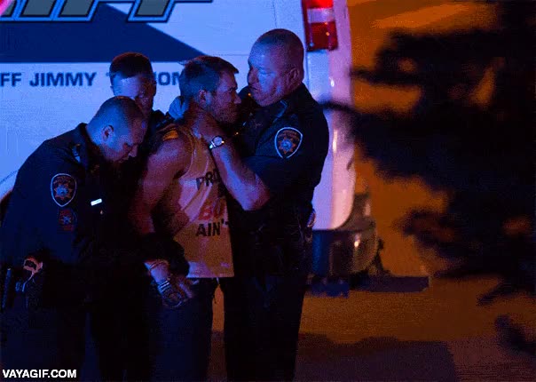 poner las esposas,t&iacute;o fuerte,detenido,coger del cuello