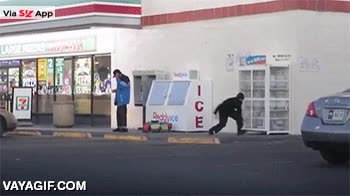 comida,homeless,mendigos,buen samaritano,dar de comer,huir,escapar,ninja