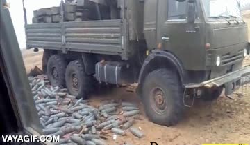 ayuda humanitaria,armas,tirar,descargar,camion