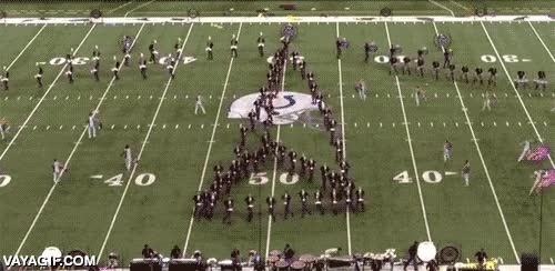 futbol americano,partido,descanso,musica,banda,3D,prisma,Carolina Crown Drum Corps,formaci&oacute;n