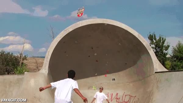 cambio,monopatin,por los aires,skate park,semiesfera,esfera,skater,al vuelo