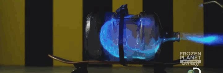 skate,monopatin,garrafa de agua,botella,alcohol de quemar,fuego,propulsión,propulsor,camara lenta