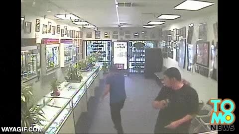 igual le estaban amenazando,movil,tel&eacute;fono,intentar saltar,tonto,tontaco,atraco,atracar,joyeria